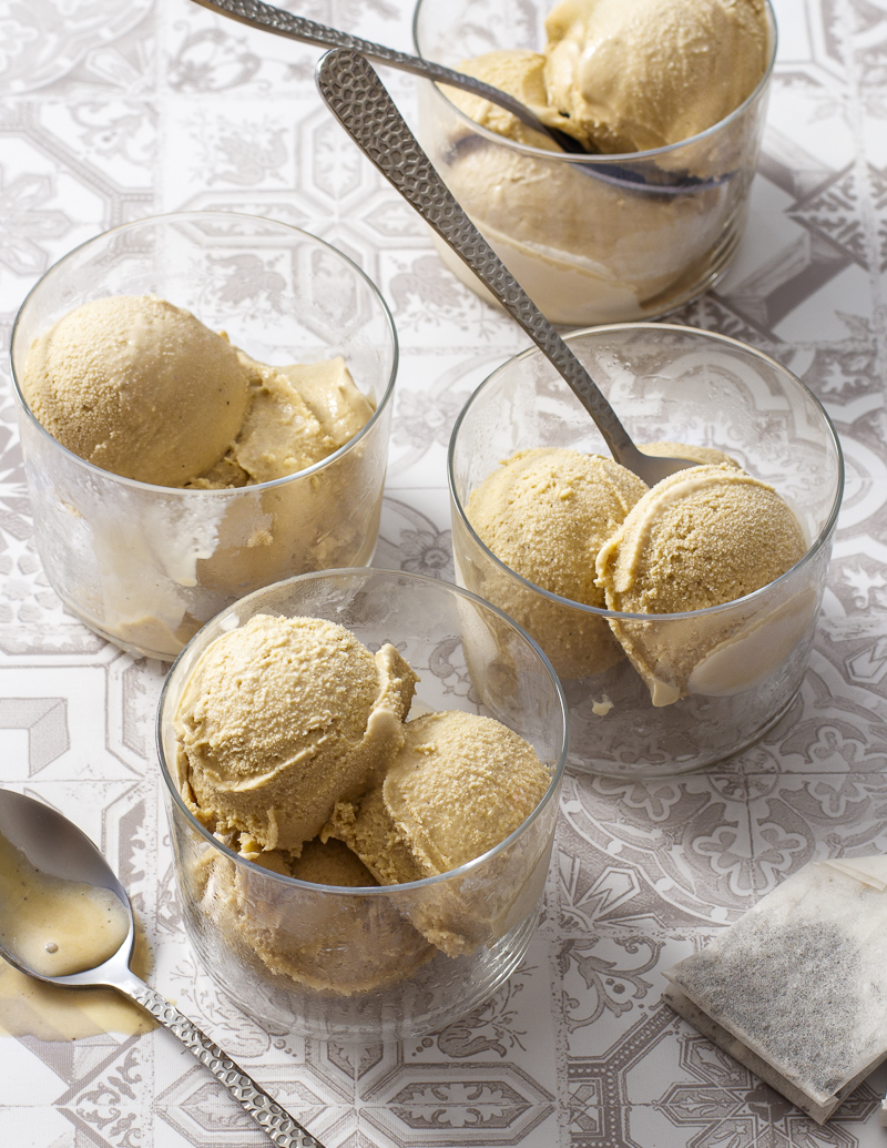 Crème glacée de base / JillHough.com Comment faire de la glace maison, y compris une recette de base et des variantes de vanille, menthe, Earl Grey, basilic, cannelle, lavande, etc. #icecream #homemadeicecream #icecreamrecipe #chaitea #chaiteaicecream #chaiicecream