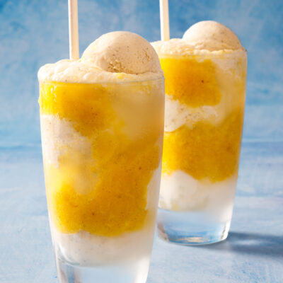 Orange Creamsicle Floats with Sparkling Wine / JillHough.com A grown-up take on a root beer float that's simultaneously sophisticated and fun. #icecream #icecreamfloat