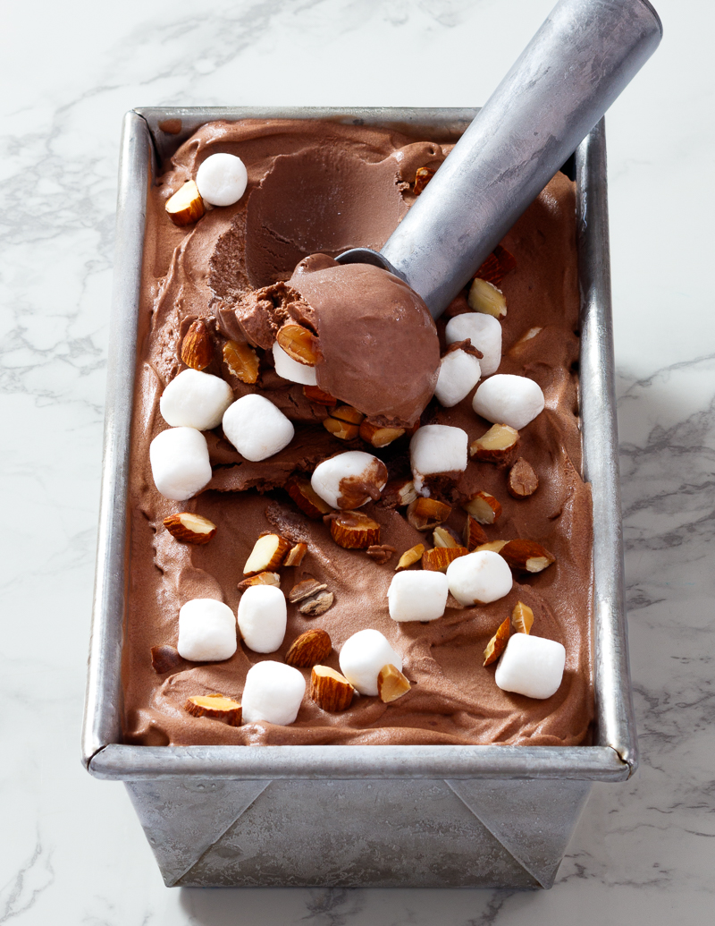 Rocky Road Ice Cream / JillHough.com A rich, creamy, melt-in-your-mouth, chocolatey-delicious Rocky Road Ice Cream, guaranteed to make those you love—including yourself—swoon. #chocolateicecream #rockyroadicecream #rockyroad #icecream