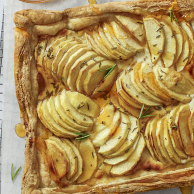 Apple, Goat Cheese, and Honey Puff Pastry Tart / JillHough.com Apples, goat cheese, honey, and a touch of rosemary—a killer combo. Plus puff pastry, a quick and easy alternative to homemade pastry. #appletart #apples #goatcheese #honey #puffpastry #apple #tart