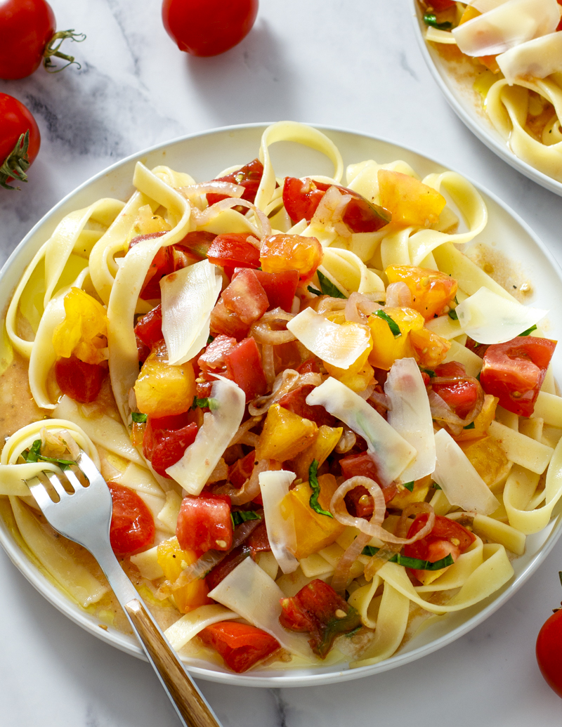 Tons of Tomatoes Fettuccine / JillHough.com This beautifully simple pasta—with tons of tomatoes, shallots, basil, parmesan, and olive oil—is a celebration of peak-season tomatoes. #tomatoes #tomatopasta #freshtomatopasta #summerpasta #summertomatoes #basil #shallots #parmesan #fettuccine #tomatofettuccine