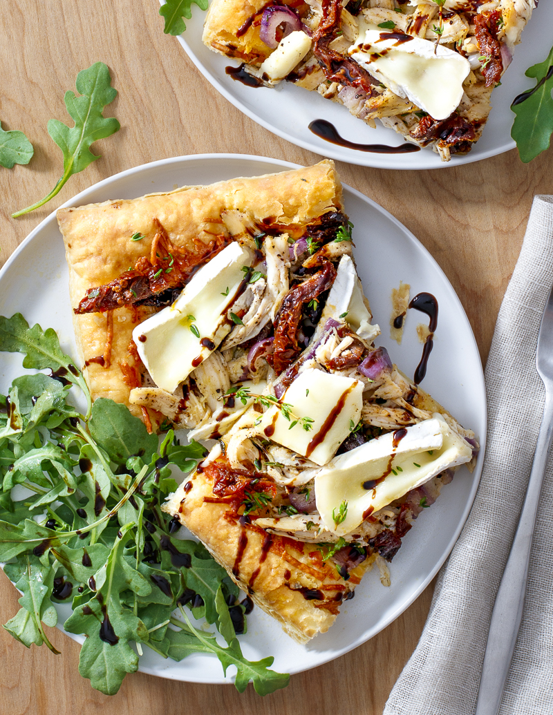 Chicken, Sundried Tomato, and Brie Puff Pastry Tart / JillHough.com Chicken, sundried tomatoes, brie, and always-elegant puff pastry make a meal that's deliciously simple and, yes, a little snazzy. #chicken #chickentart #puffpastry #sundriedtomatoes #brie #puffpastrytart
