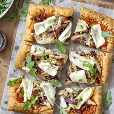 Chicken, Sundried Tomato, and Brie Puff Pastry Tart / JillHough.com Chicken, sundried tomatoes, brie, and always-elegant puff pastry make a meal that's deliciously simple and, yes, a little snazzy. #chicken #chickentart #puffpastry #sundriedtomatoes #brie #puffpastrytart